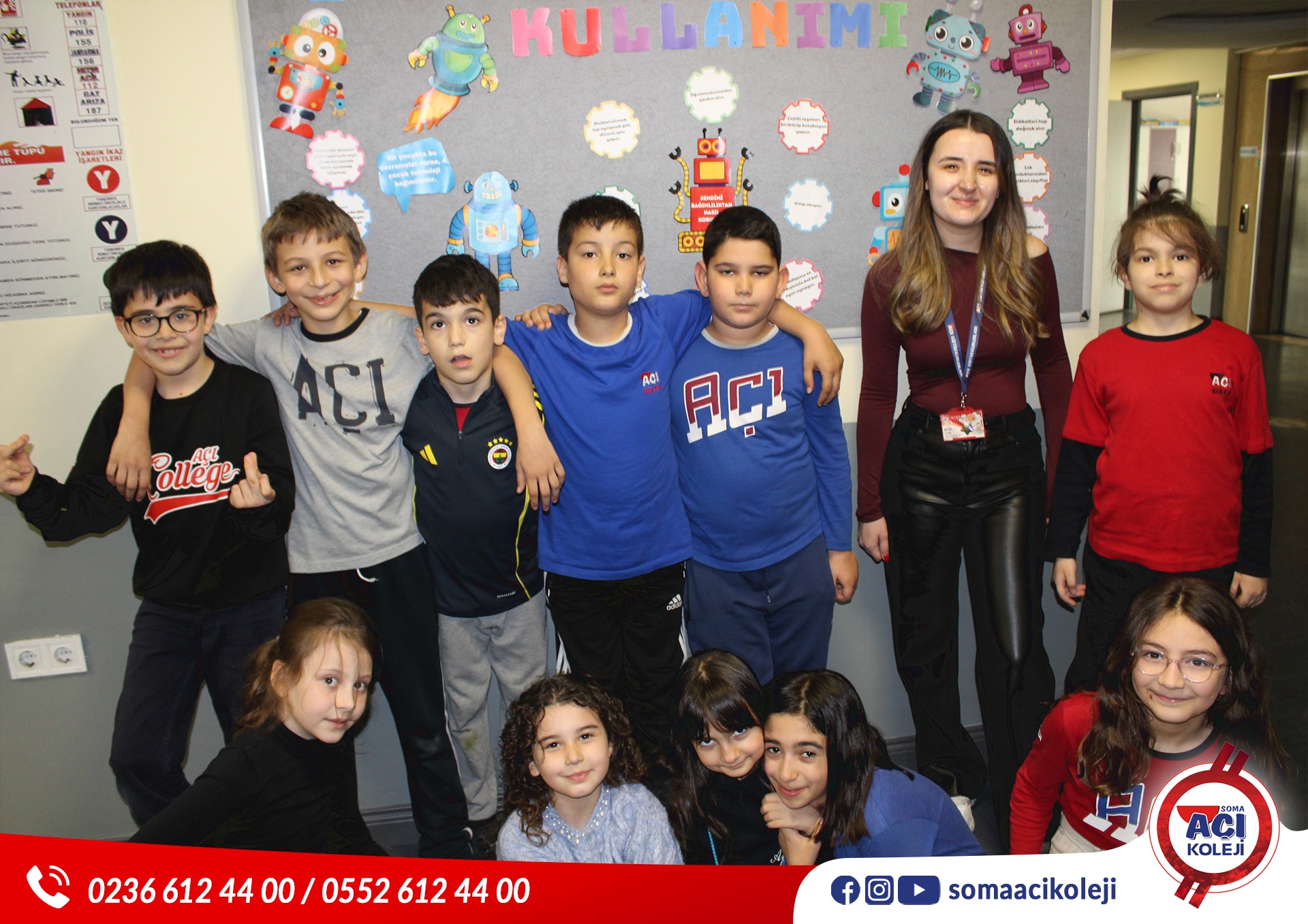 İlkokul öğrencileri ve öğretmeni birlikte